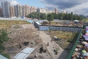 Кияни вимагають знести  недобудову ТЦ біля метро «Осокорки»