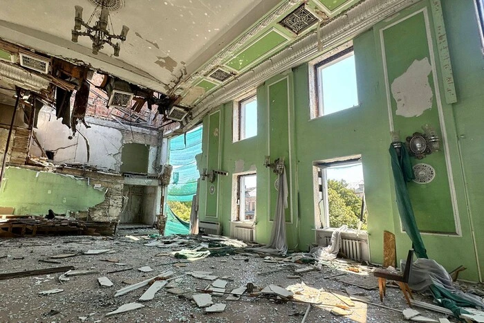 Зруйнована росіянами: фото зсередини Херсонської ОДА після удару