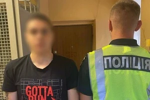 Вдягли кайданки прямо в метро: в Києві поліція затримала наркокур'єра