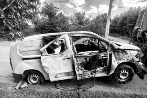 Ворожий дрон влучив у автомобіль