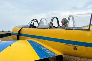 На бойове завдання виходить екіпаж Як-52. Ззаду сідає стрілець, який з автомата цілить у безпілотник