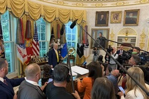 Трамп на брифінгу в Овальному кабінеті