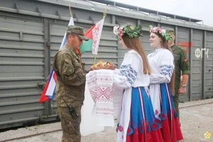 Російських військових зустрічають в Білорусі хлібом-сіллю. Який контраст з Україною…