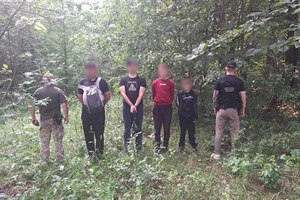 Хотіли заробити легкі гроші: прикордонники затримали на Буковині неповнолітніх переправників