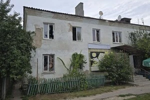 Пошкоджені будинки внаслідок ворожої атаки 