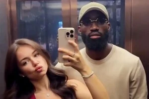 Нові санкції. Коханка гравця московського «Динамо» з подругою не змогли скупитися у паризькому бутіку