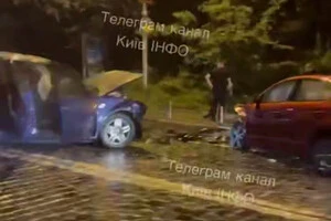 Автотроща в Києві: лоб у лоб зіткнулися дві автівки