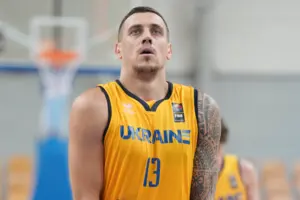 За кількістю офіційних матчів в складі збірної України Бобров вийшов на одноосібне четверте місце