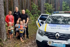Поліцейські розшукали чотирьох дітей, які разом із батьком заблукали в лісі