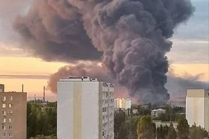 Масштабна пожежа виникла на Саратовському НПЗ після атаки дронів