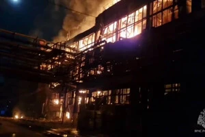 У Росії виникла масштабна пожежа на лакофарбовому підприємстві