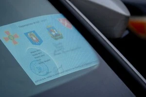 Перепустки на час комендантської години: між командами Кличка та Ткаченка розгорівся скандал