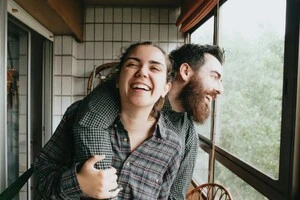 Майже половина опитаних представників покоління Z обрала б гроші замість кохання