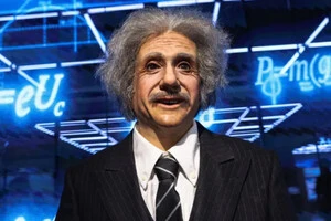 Гуманоїдна копія Альберта Ейнштейна у натуральну величину у магазині