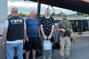 Чоловіки прикинулись гідроциліндрами: прикордонники показали новий трюк на кордоні