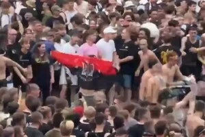 На концерті Макса Коржа у Варшаві молоді українці розгорнули заборонений у Польщі прапор