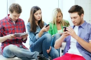 Молодь по всьому світу масово відмовляється від дзвінків по телефону: причина вагома