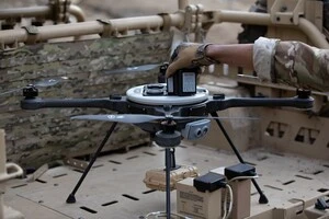 Процес заміни однієї з чотирьох батарей у Skyraider