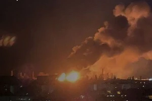 Унаслідок влучання ударних безпілотників на заводі виникли сильні пожежі