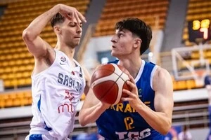 Максим Кличко (праворуч) є кандидатом у збірну України з баскетболу