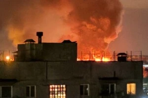 В окупованому Єнакієве розгорілася масштабна пожежа після атаки БпЛА