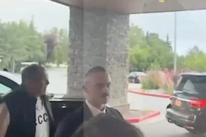 Голова російського МЗС з’явився в Анкориджі у світшоті з написом «СССР»