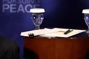 Поруч із Путіним на переговорах помітна велика пачка паперів