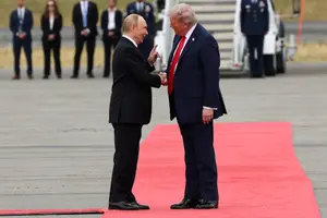 Трамп і Путін потиснули один одному руки під час зустрічі