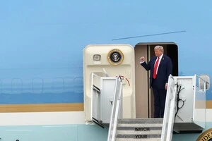 Американський президент вирішив негайно повернутися до Білого Дому