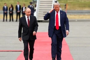 «Червону доріжку стелять воєнному злочинцю!». Харлан прокоментувала зустріч Трампа з Путіним