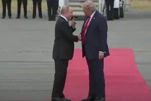Путін додав собі зросту перед Трампом? Соцмережі обговорюють фото зустрічі
