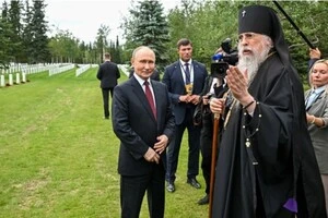 Путін попозував із священником на кладовищі на Алясці