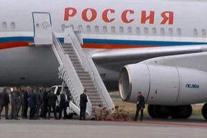 Моббс: Американські солдати у формі не повинні були розстеляти червоний килим для одного з наших головних супротивників