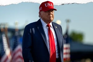 Трамп заявив, що мав «чудову зустріч на Алясці щодо дурної війни Байдена, якої ніколи не мало бути»