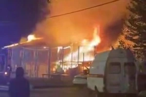 Очевидці повідомляли про густий дим, який накрив район, і сильне полум’я