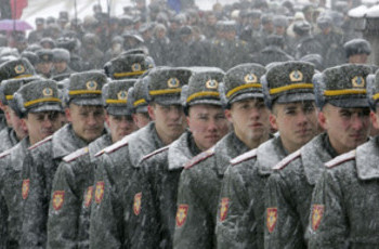 Янукович взял под контроль торговлю оружием