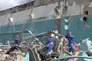 Рятувальники розібрали половину зруйнованих конструкцій