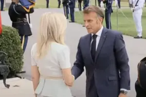 Президент Франції Емманюель Макрон поблизу Білого дому