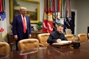 Зеленський поставив свій підпис у гостьовій книзі Білого дому