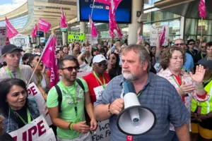 Сотням тисяч пасажирів скасовано рейси: у Канаді триває страйк бортпровідників