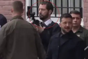 За президентом, ліворуч, можна помітити Мстислава Чернова