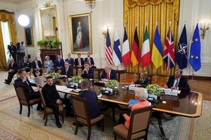 Щодо гарантій безпеки, то це питання є значно важливішим і складнішим, ніж території