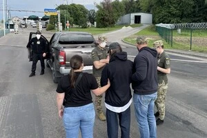 Служба імміграційного та митного контролю США оприлюднила світлини, на яких видно, як депортують українських громадян