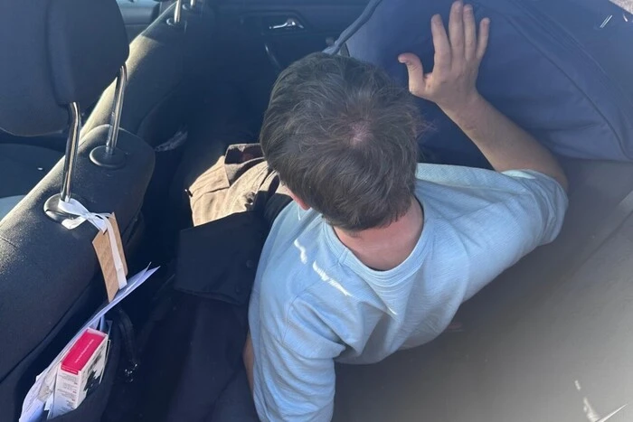 Сховав під рясами. Священнослужитель намагався за $10 тис. вивезти ухилянта за кордон