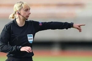 «Мовою Росії не спілкуємося, це чемпіонат України! Жовта картка за незгоду», – пояснила арбітриня Романюк причину жовтої картки