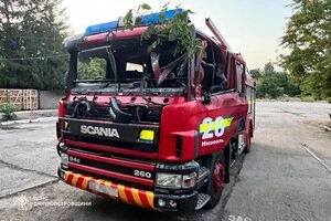 Пошкоджений автомобіль внаслідок ворожого обстрілу