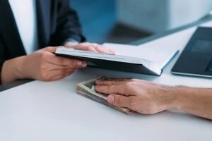 Як зазначають дослідники, на кожному етапі – від досудового розслідування до судового розгляду – значна частина справ відсіюється