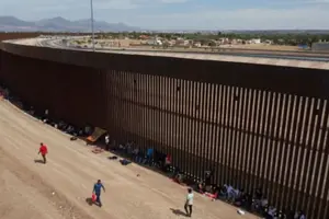 США пофарбують стіну на кордоні з Мексикою, аби стримати нелегальну міграцію