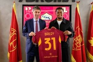 Бейлі виступав за «Астон Віллу» із серпня 2021 року