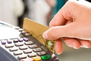 Українці майже не використовують готівку